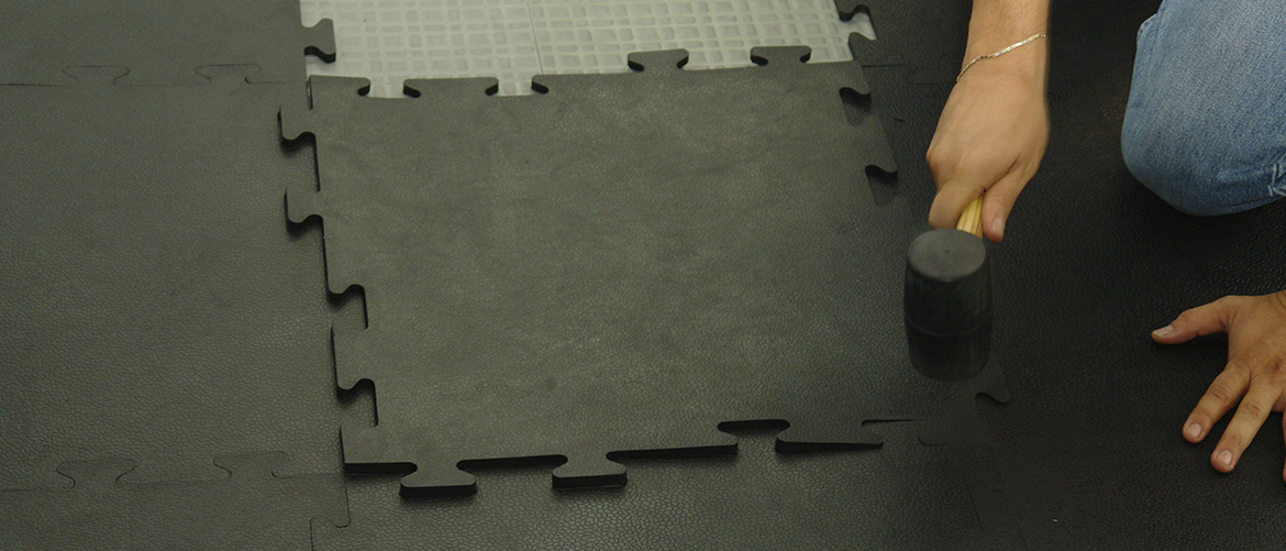 Cómo instalar piso de hule tipo rompecabezas