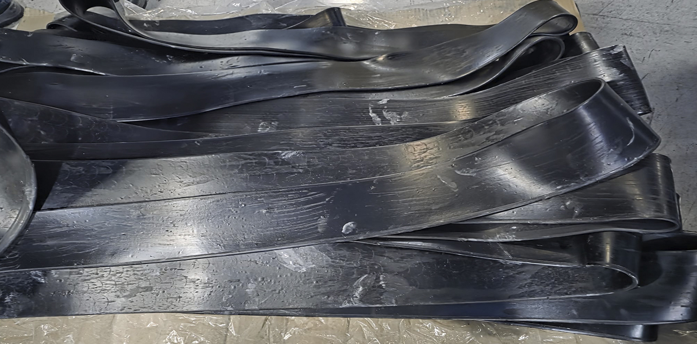 Rollos de hule sin vulcanizar azul y negro listos para maquilados de elastómeros