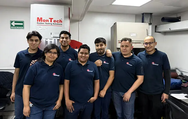 Equipo técnico especializado en laboratorio de desarrollo de compuestos de hule en Grupo Everest