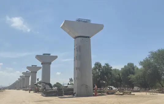 Apoyos de neopreno instalados en columnas de puente para absorción sísmica y estructural - Grupo Everest