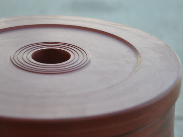 Instalación de limpiatubos de nitrilo en sistemas de tuberías industriales