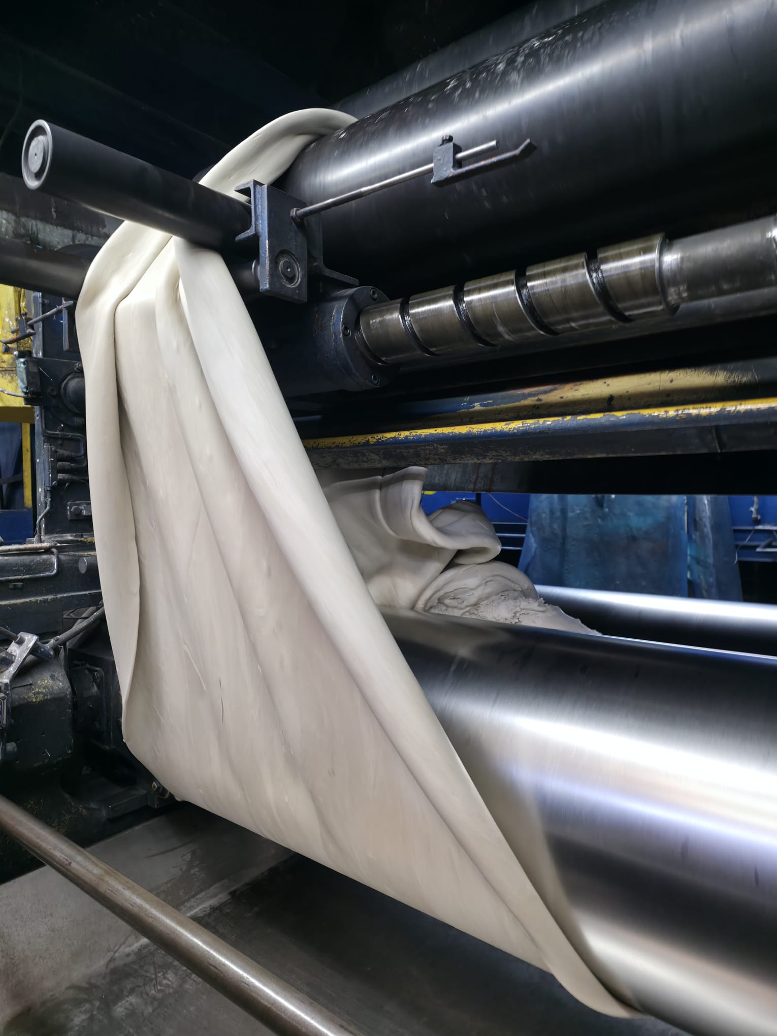 Tarimas con hule sin vulcanizar en lámina antiadherente listas para maquilado de elastómeros