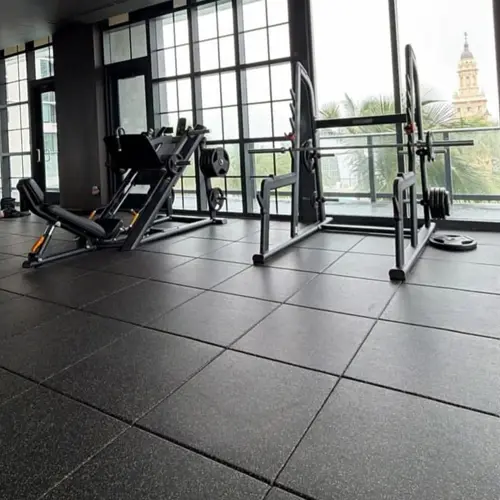 Piso de caucho para gimnasio con bicicletas estáticas en área de cardio