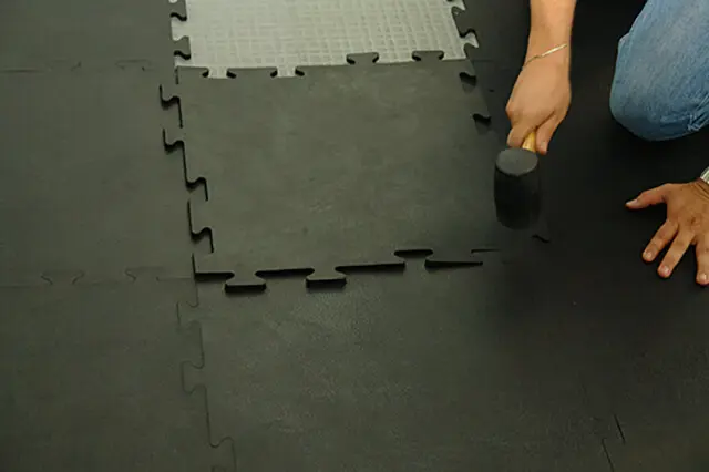 Ejemplo de piso de hule instalado