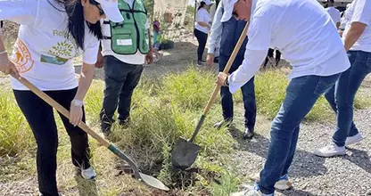 Equipo de Grupo Everest participando en jornada de reforestación