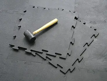 Pisos de hule tipo rompecabezas para gimnasios y áreas de entrenamiento