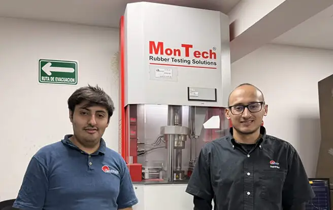 Personal del área de calidad revisando datos y pesando muestras de hule en laboratorio de Grupo Everest