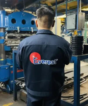 Empleados de Grupo Everest colaborando en planta de producción de hules industriales