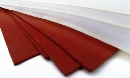 Hule Silicón en color rojo y blanco, flexible y resistente a temperaturas extremas.